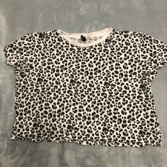 H&M Tops - 🌻H&M cheetah shirt